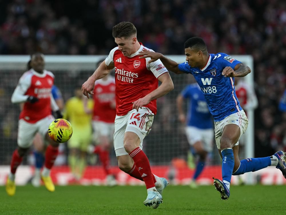 أرسنال يفوز على سندرلاند وينفرد بصدارة للدوري الإنجليزي