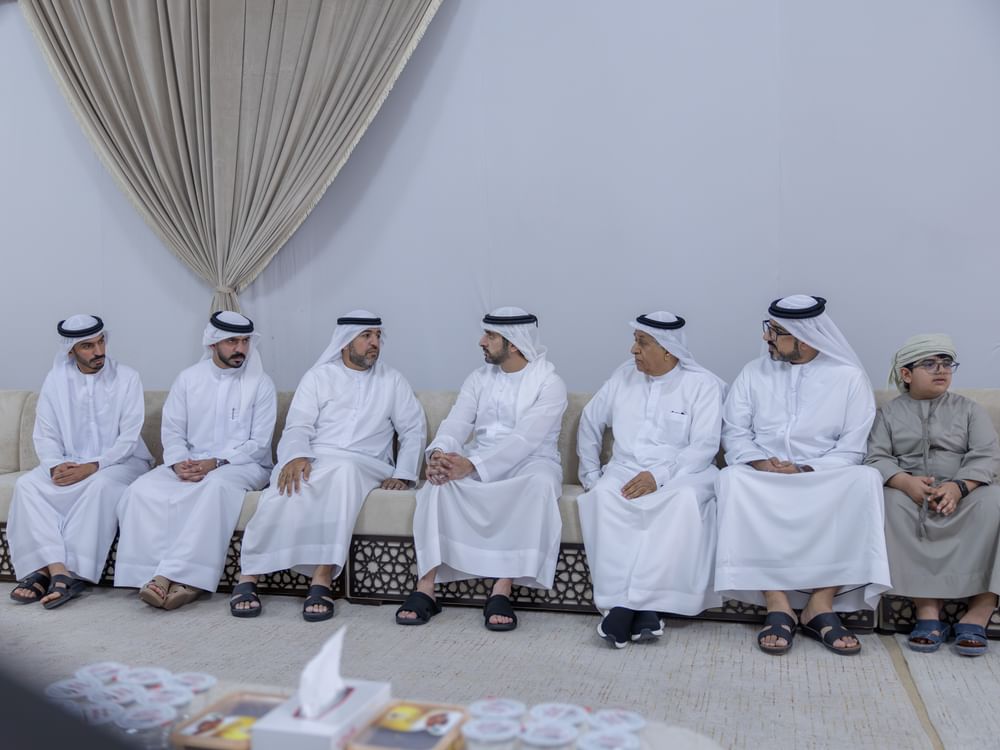 حمدان بن محمد يقدّم واجب العزاء في وفاة عمر أحمد البلوشي