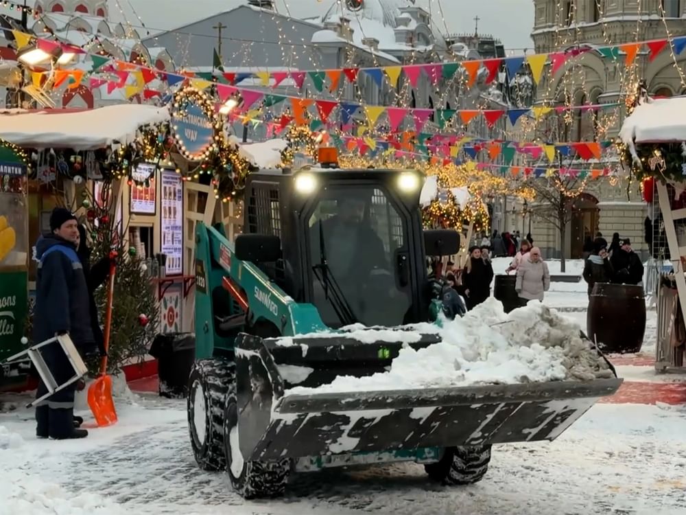 Snowfall disrupts Moscow as city services work to clear streets