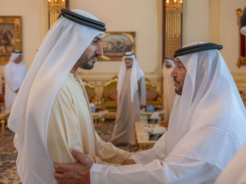 راشد بن حميد يقدم واجب العزاء في وفاة حرم محمد بن بطي آل حامد