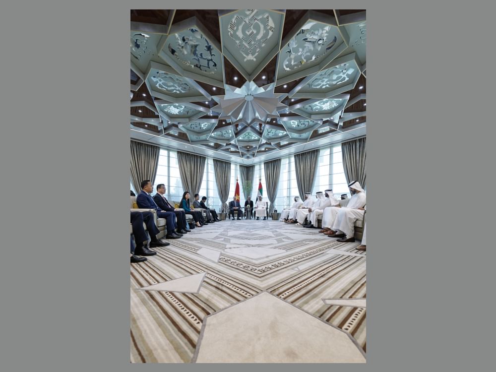 مكتوم بن محمد يبحث مع نائب رئيس الوزراء الدائم لجمهورية فيتنام الاشتراكية سبل تعزيز التعاون الثنائي وآفاق تطويره