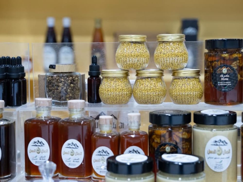 "قرية العسل" تفتح آفاقاً لتسويق المنتجات المحلية في "الظفرة للتمور"