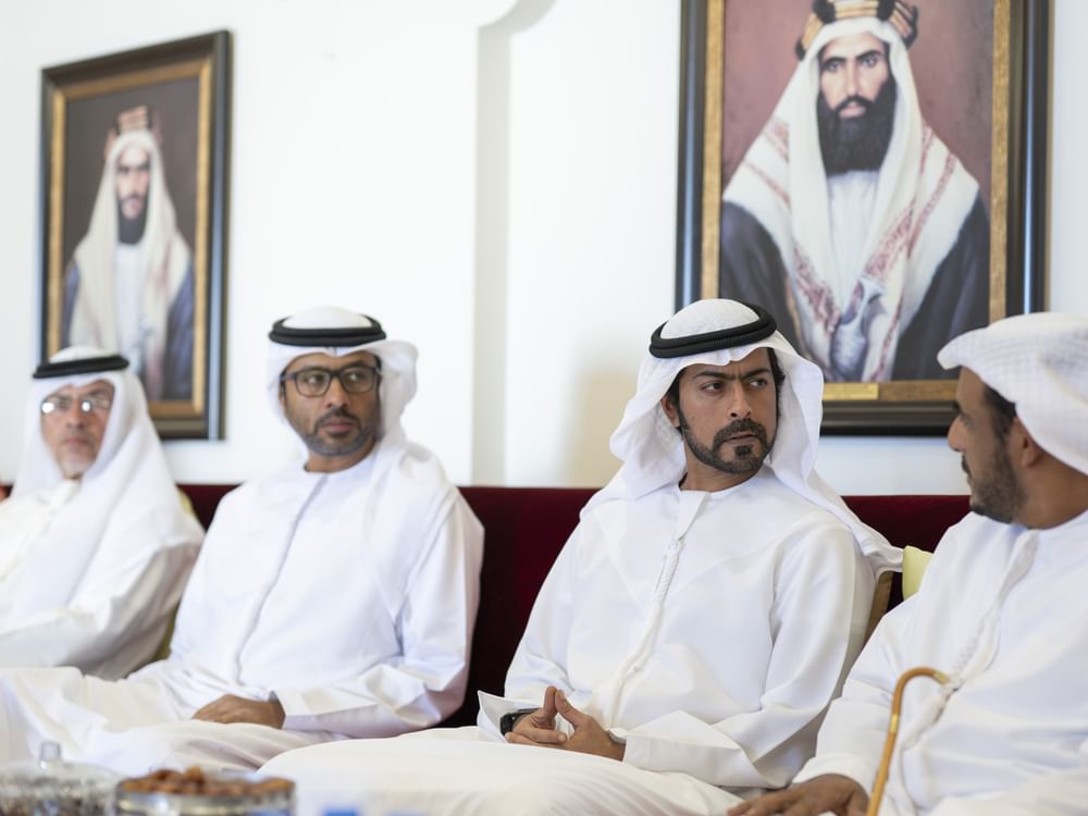 خليفة بن طحنون يُقدِّم واجب العزاء في وفاة شمسة صالح الفلاحي