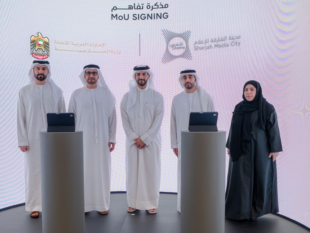 Sultan bin Ahmed presencia la firma de un memorando de entendimiento entre Exteriores y Shams