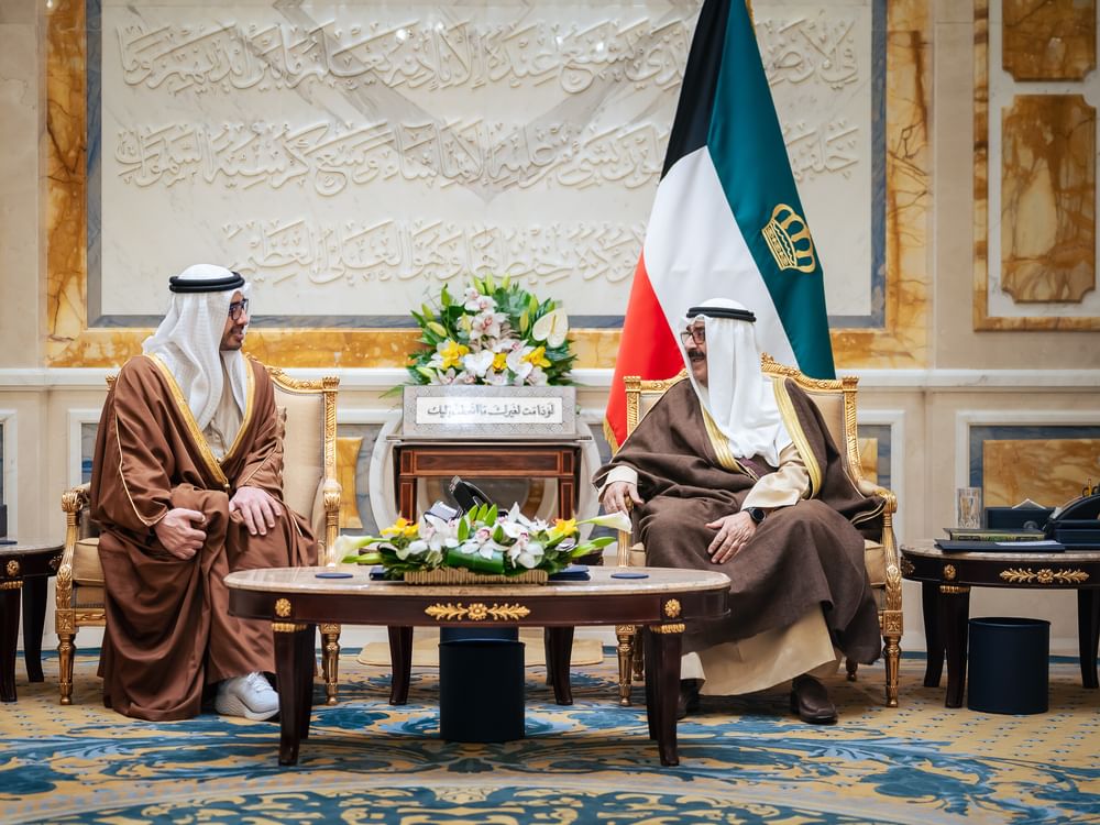 El emir de Kuwait recibe a Abdullah bin Zayed