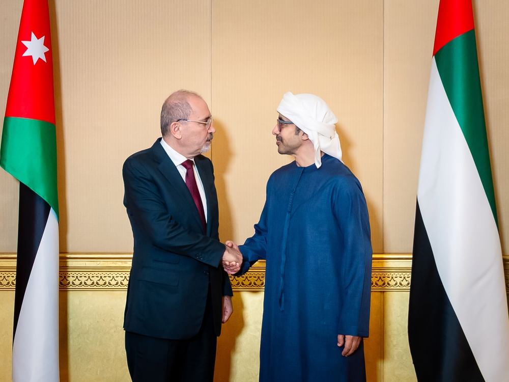 Abdullah bin Zayed y el ministro de Exteriores de Jordania abordan el refuerzo de las relaciones bilaterales