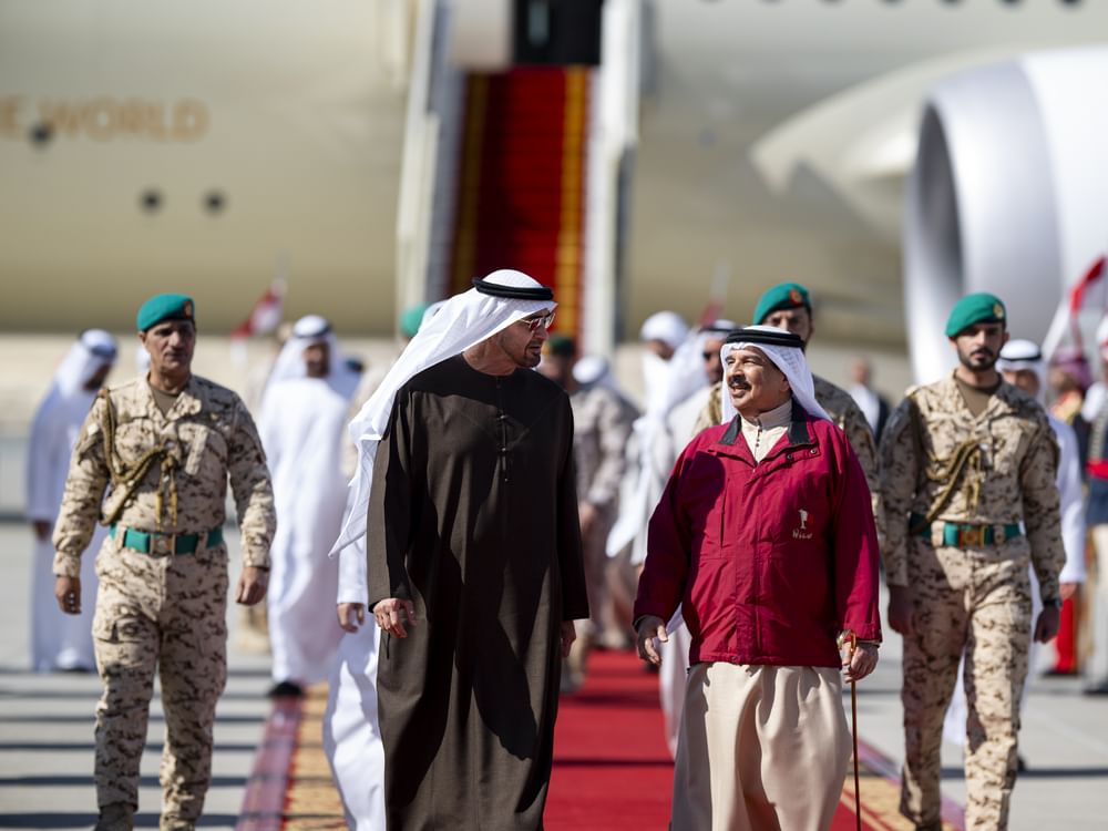 UAE President begins working visit to Bahrain; welcomed by King Hamad at Sakhir Air Base