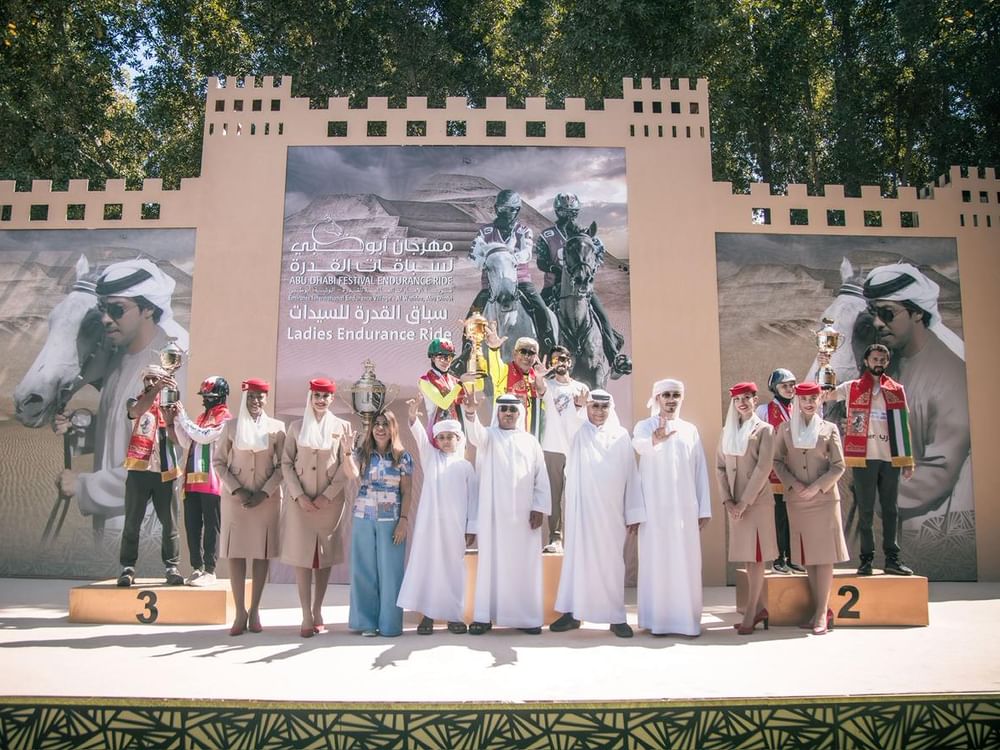 الفارسة آية الكيومي تحرز "لقب السيدات" بمهرجان أبوظبي للقدرة