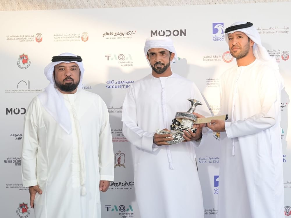 تتويج الفائزين بأشواط اللقايا في مزاينة الإبل بمهرجان الظفرة الختامي