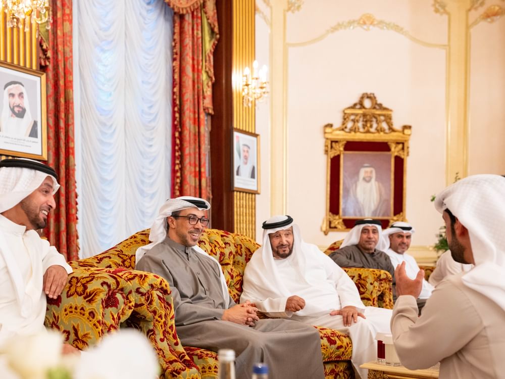 منصور بن زايد يحضر مأدبة إفطار أقامها محمد بن بطي آل حامد