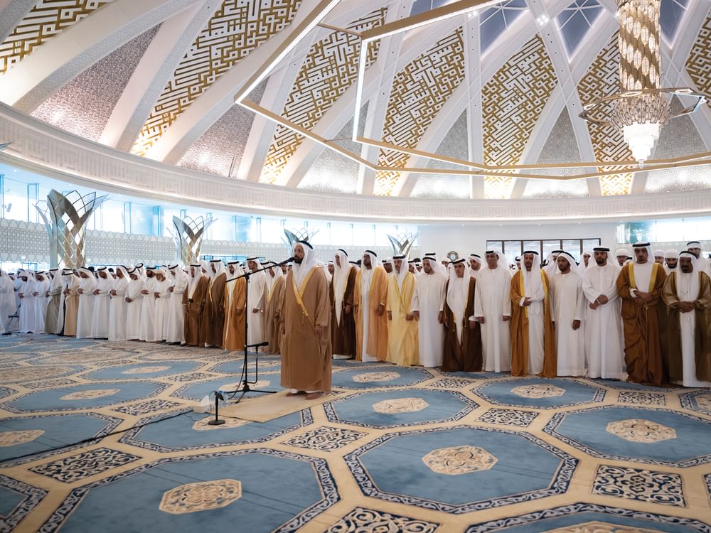 هزاع بن زايد يؤدي صلاة عيد الفطر ويستقبل جموع المهنئين