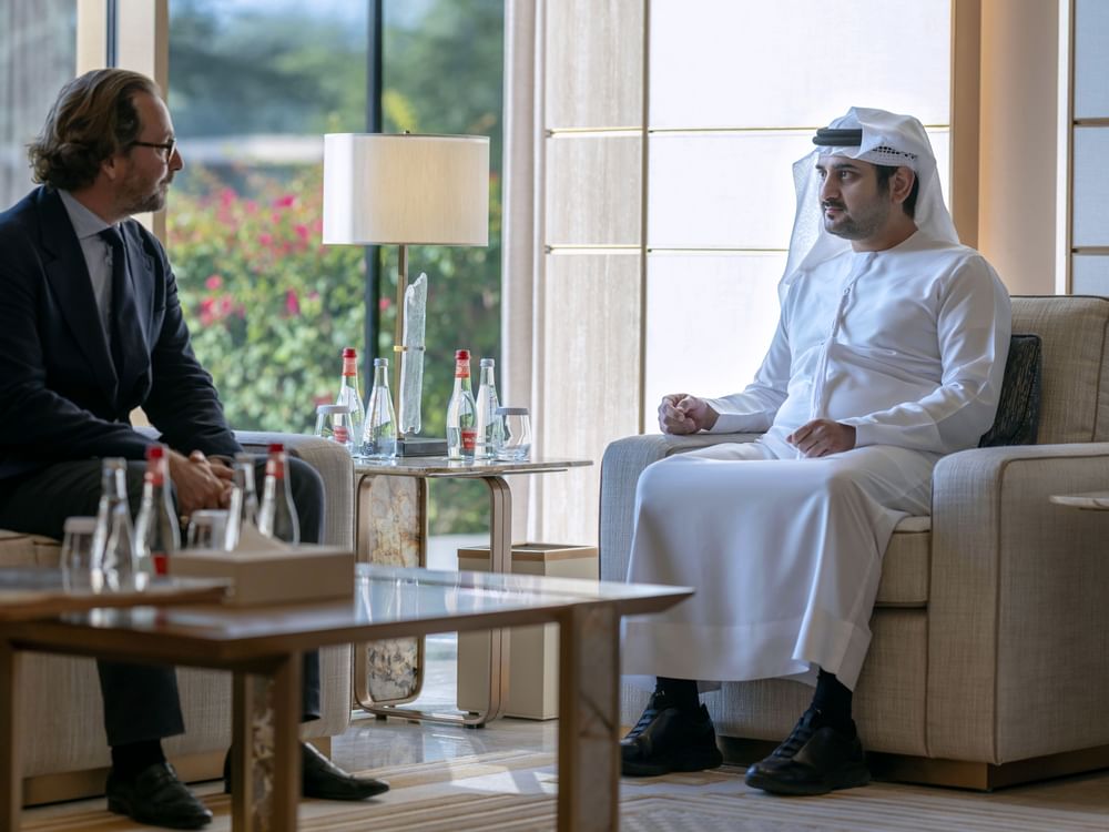 مكتوم بن محمد يلتقي الرئيس التنفيذي لمجموعة ريتشمونت العالمية 