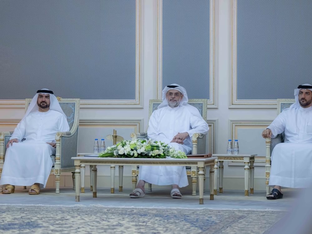ولي عهد الشارقة يستقبل أعضاء فريق تجربة المتعامل لخدمة "مواساة"