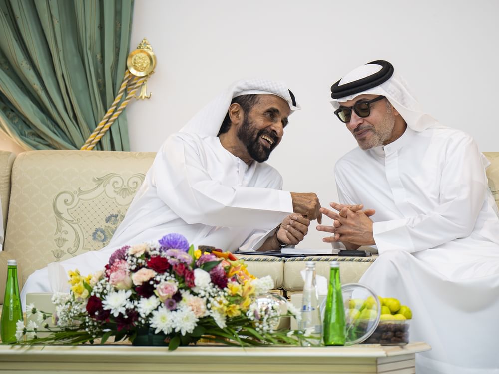 هزاع بن زايد يزور مسلم بن حم العامري في منزله بمنطقة العين