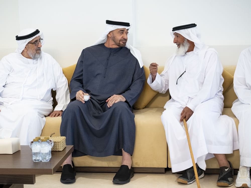 رئيس الدولة يعزي في وفاة والدة محمد علي المنصوري