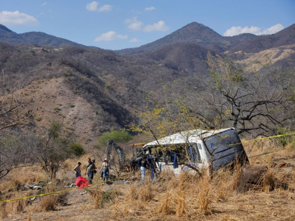 11 dead in bus crash in western Mexico