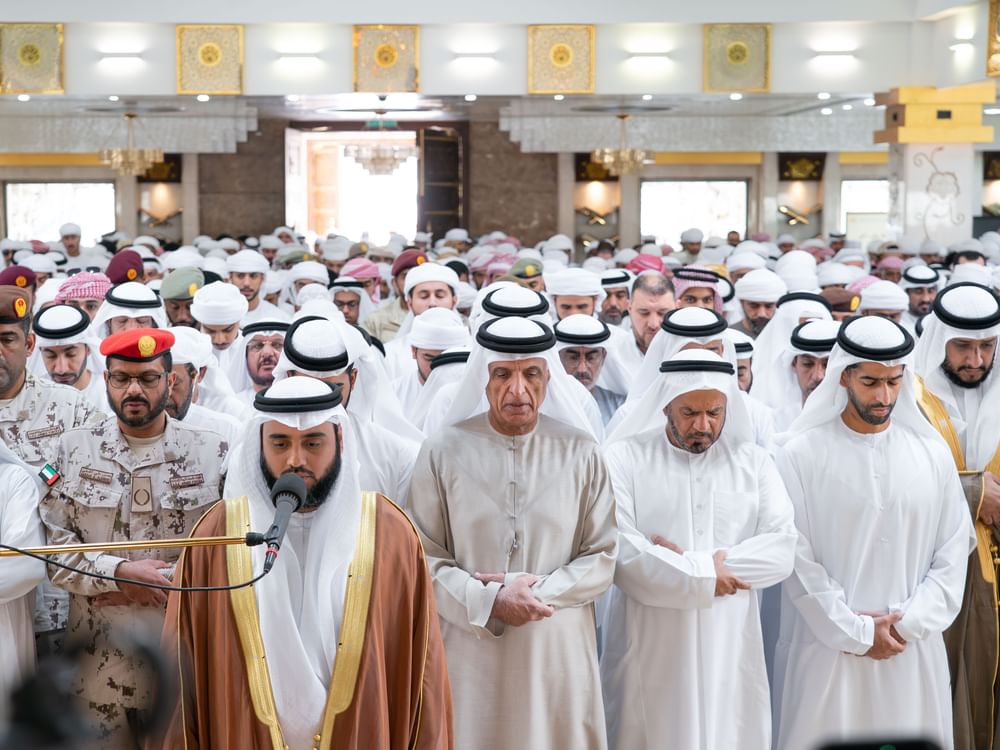 سعود بن صقر يؤدي صلاة الجنازة على جثمان شهيد الوطن علي صالح الطنيجي