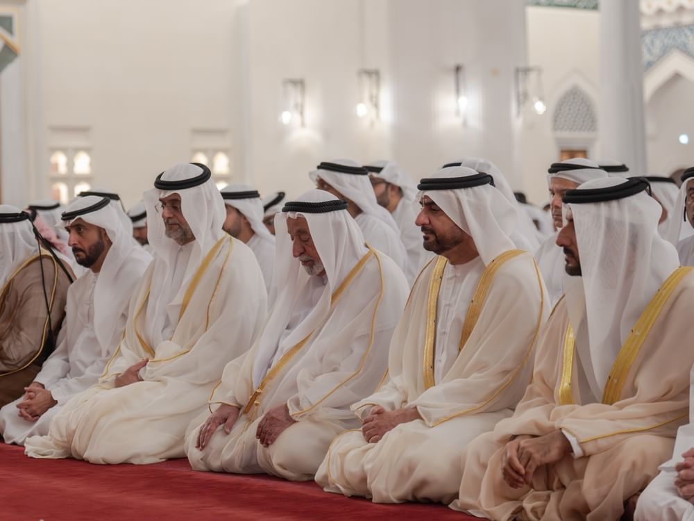 حاكم الشارقة يؤدي صلاة عيد الفطر السعيد في مسجد الشارقة