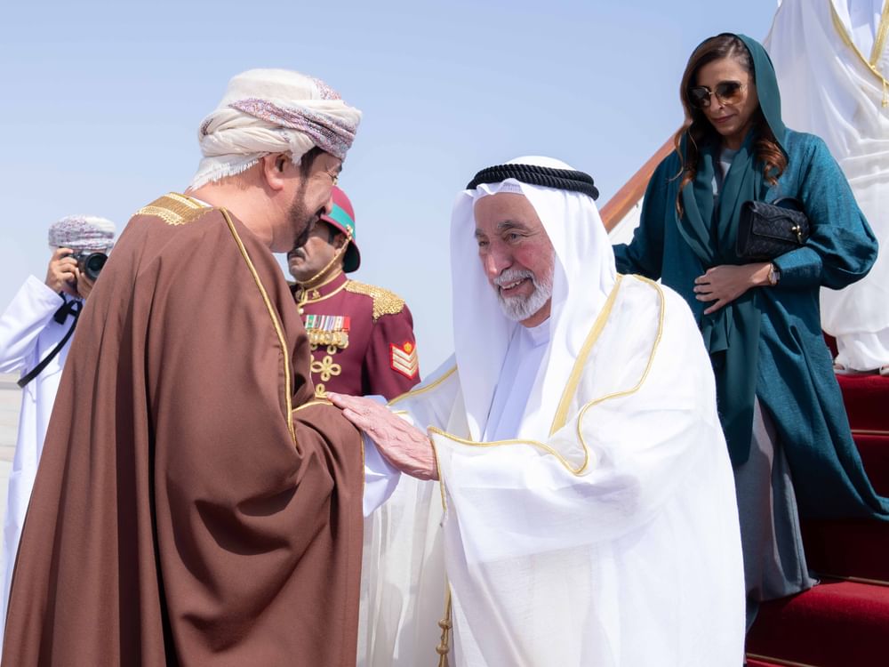 Governante de Sharjah chega a Omã