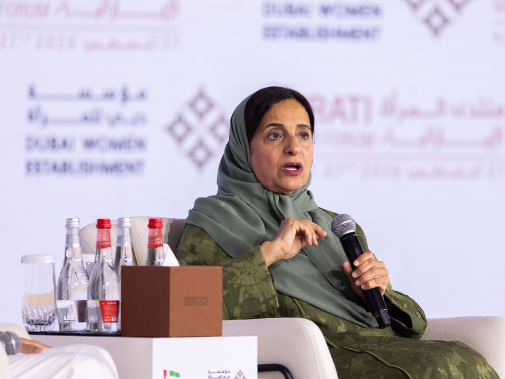 خلال جلسة بمنتدى المرأة الإماراتية/لبنى القاسمي تستعرض محطات بارزة من مسيرتها في العمل الحكومي والدبلوماسي