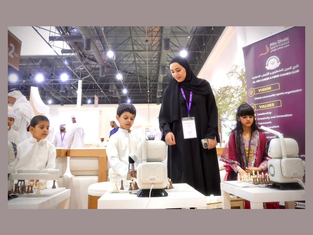 "روبوت" يتحدى زوار معرض العين للصيد والفروسية في منافسات شطرنج ذكية