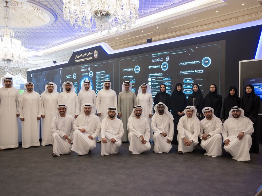 هزاع بن زايد يستقبل وفداً من مجلس الأمن السيبراني لحكومة الإمارات