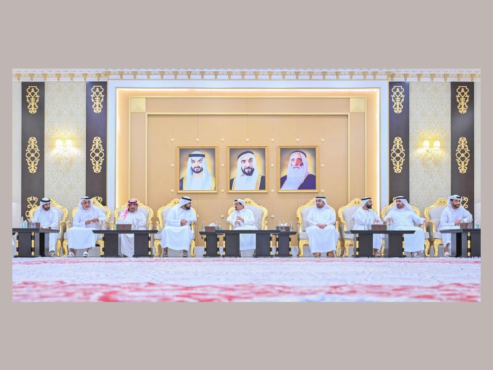 حاكم عجمان يتقبل تعازي ولي عهد الفجيرة في وفاة الشيخة عائشة محمد خلف