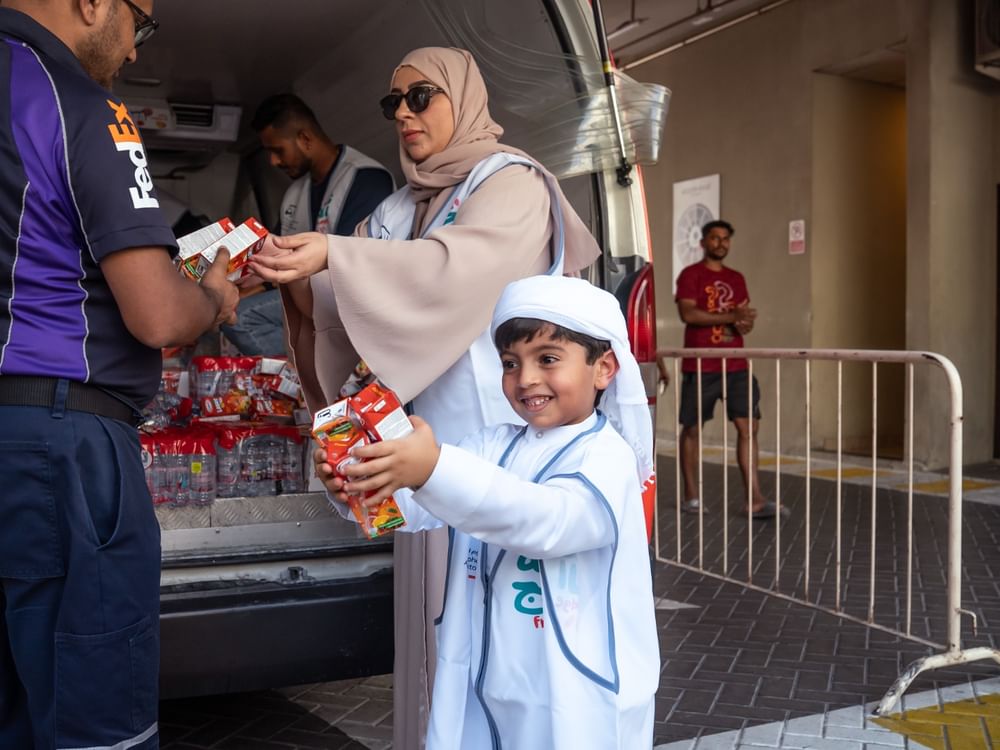 حملة "ثلاجة الفريج" بنسختها الـ3 توزع مليون عبوة من المياه والعصائر والمثلجات على العمال في دبي