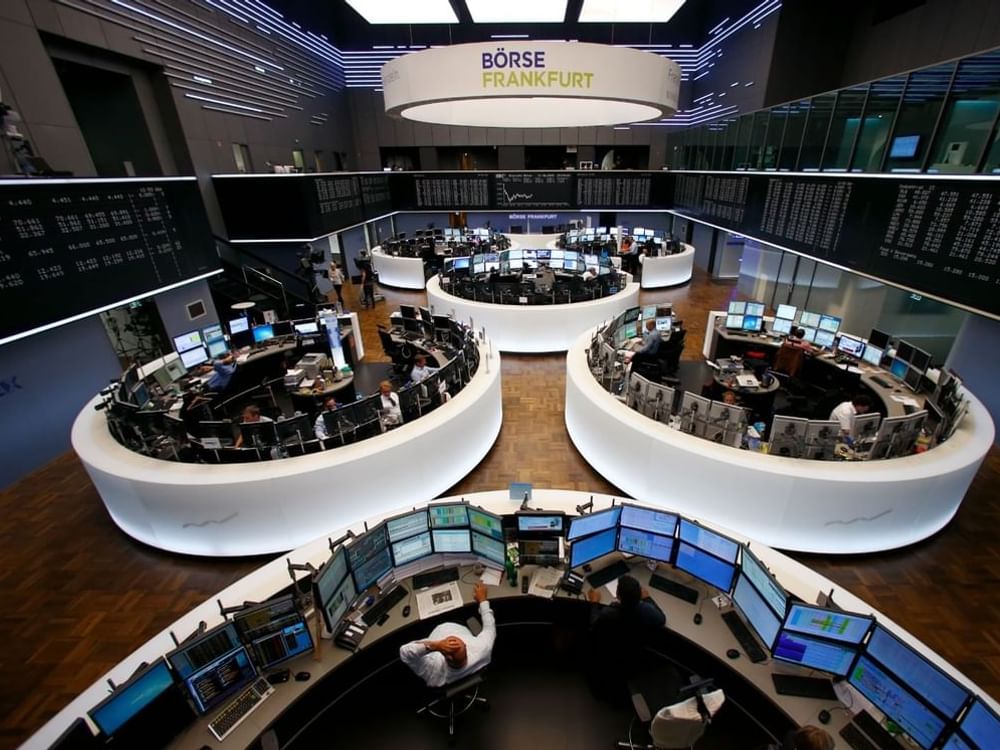 European stocks close higher