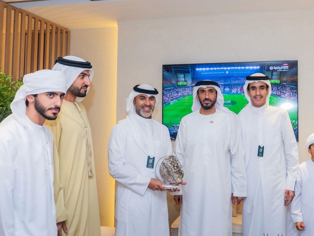اتحاد الكرة يكرم الكويتي مبارك البشارة في نهائي كأس رئيس الدولة