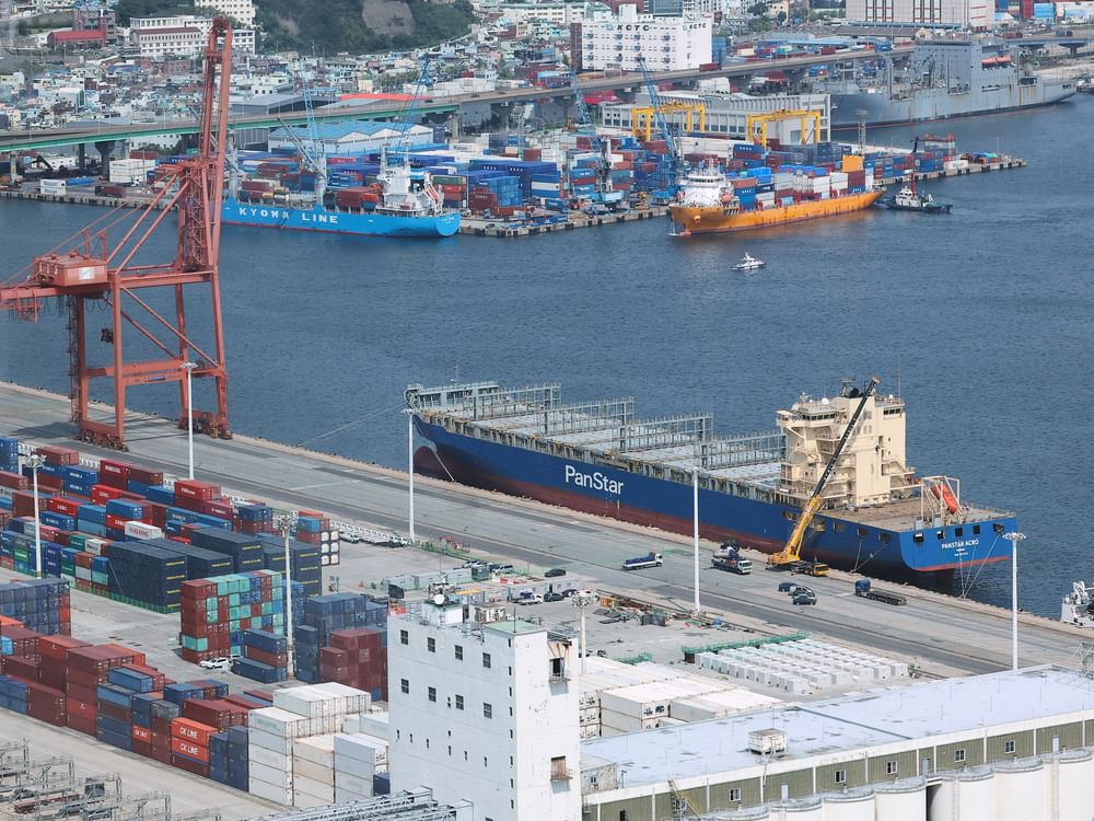 Korean container ship sails to Europe via Arctic for first time