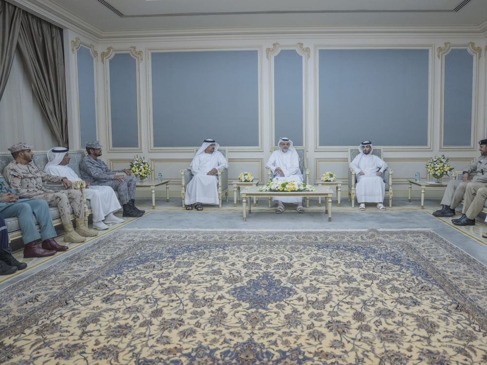 Príncipe herdeiro de Sharjah elogia equipes nacionais por resposta ao incêndio no Porto de Al Hamriyah