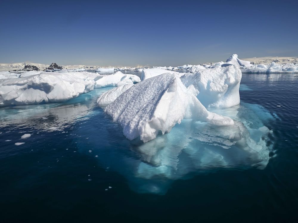 《自然地球科学》最新研究:温暖海水加速南极冰盖融化