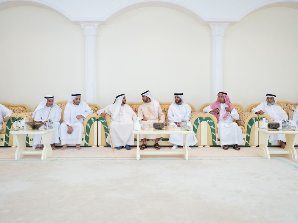 خليفة بن طحنون بن محمد يُقدِّم واجب العزاء في وفاة موزة أحمد السبوسي  