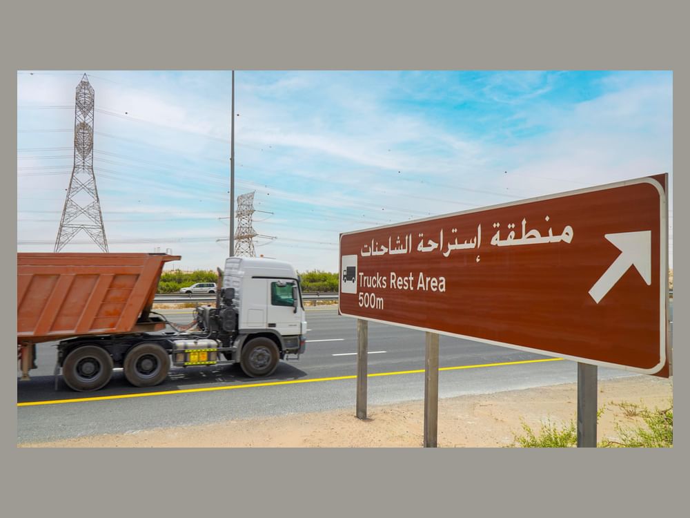 "طرق دبي" و"الشرطة" تُعلنان بدء حظر حركة الشاحنات على شوارع الإمارة اعتباراً من 1 أكتوبر المقبل  