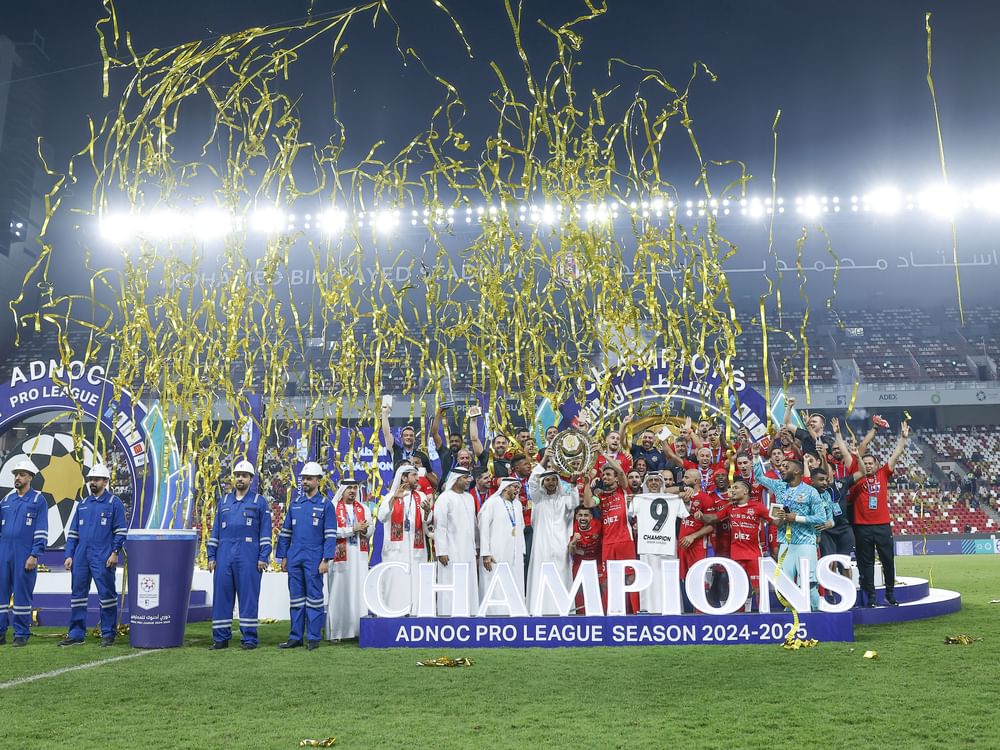 Mohammed bin Rashid bin Mohammed asiste a la celebración del título del Shabab Al Ahli en la Liga Profesional ADNOC