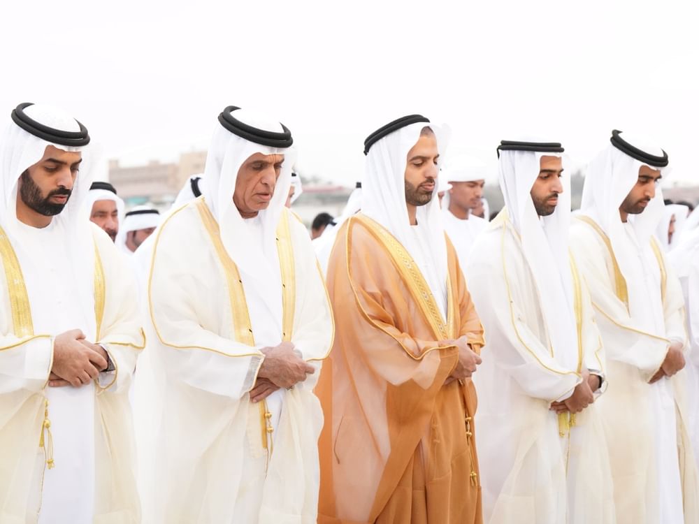سعود بن صقر يؤدي صلاة عيد الفطر بمصلى العيد الكبير في خزام