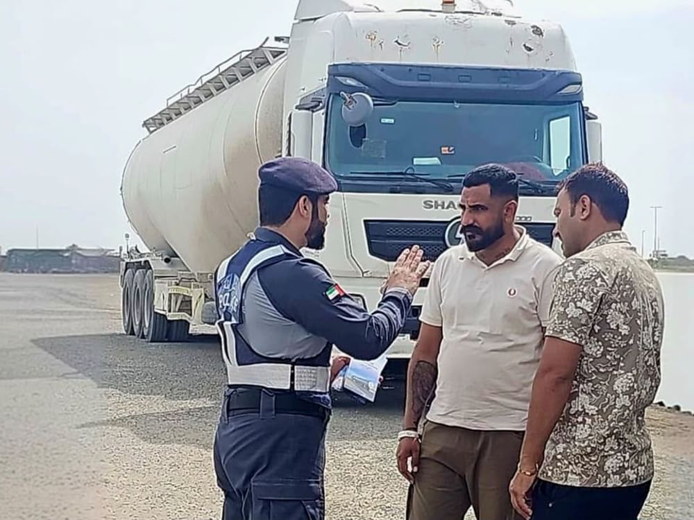 شرطة أبوظبي تدعو سائقي الشاحنات إلى الالتزام باشتراطات السلامة والقيادة الآمنة
