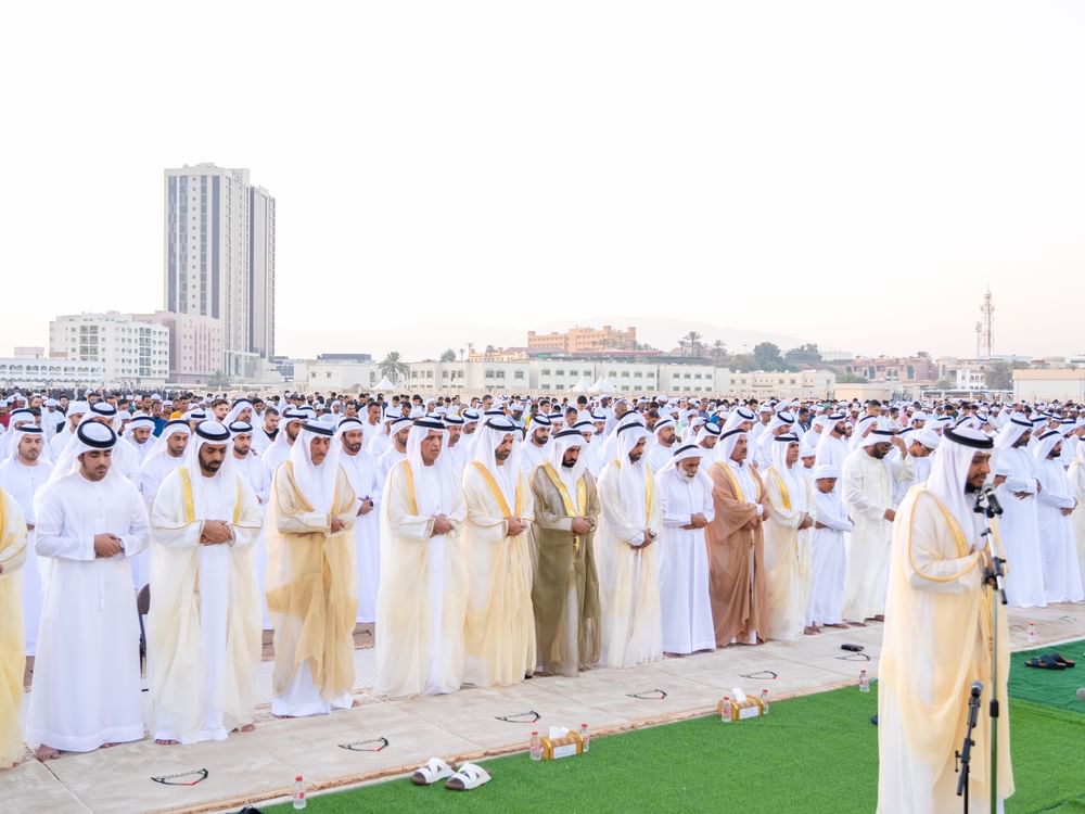 Governante do Ras Al Khaimah realiza oração do Eid Al-Adha no Eid Grand Musalla de Khuzam