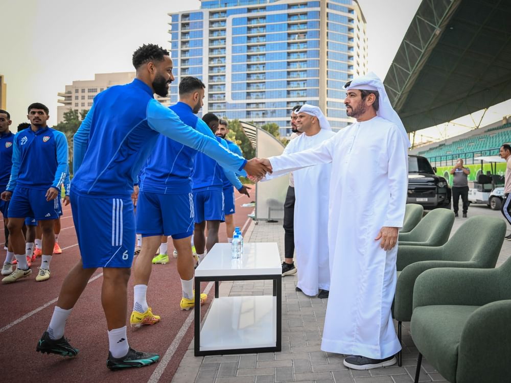 حمدان بن مبارك يتابع تدريبات المنتخب الوطني قبل سفره لكأس الخليج