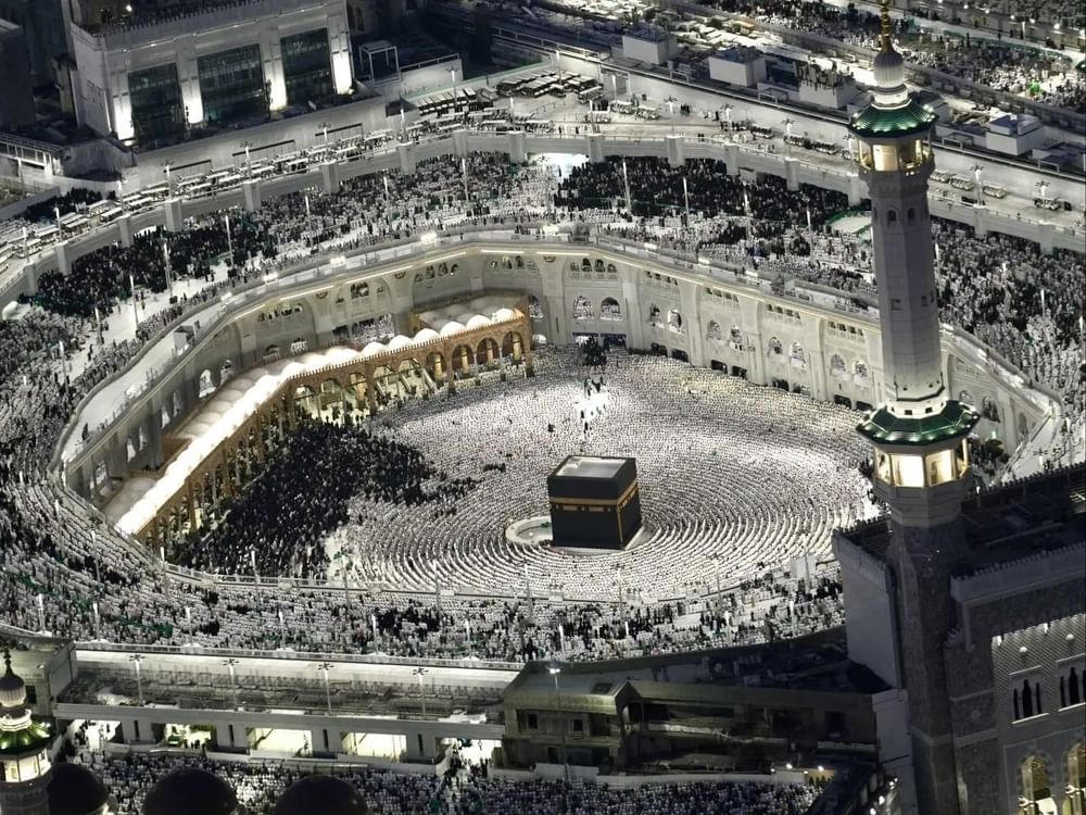 Over 4.1 million gather at Grand Mosque on 29th night of Ramadan