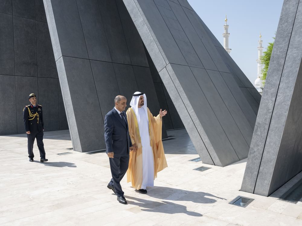 Theyab bin Mohamed bin Zayed recebe primeiro-ministro do Iêmen em Wahat Al Karama