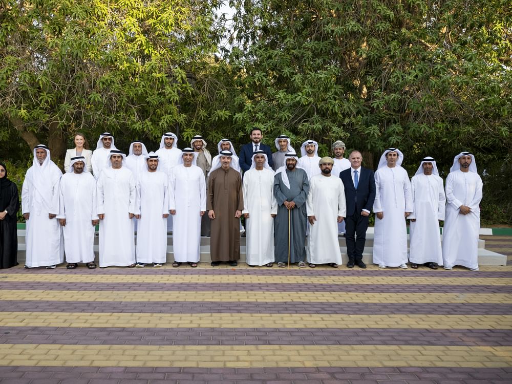 هزاع بن زايد يستقبل الشيوخ والمسؤولين والمواطنين في مجلس قصر المقام بمنطقة العين