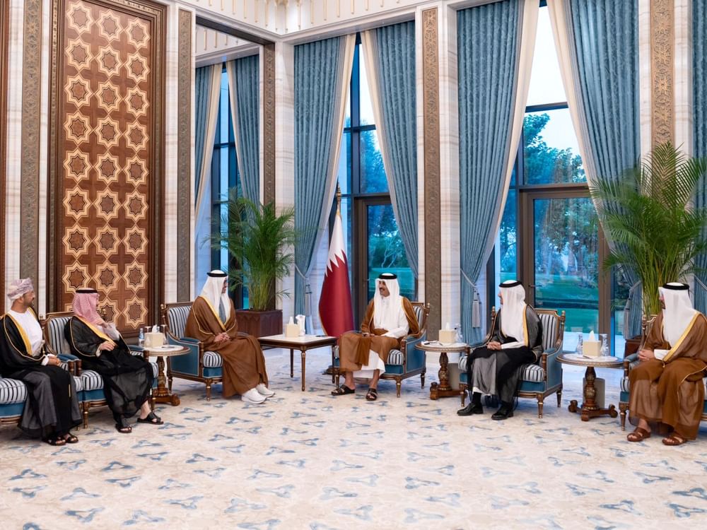 Emir do Qatar recebe Abdullah bin Zayed e chanceleres participantes de reunião extraordinária do CCG