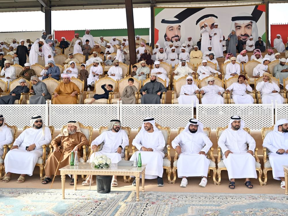 تتويج الفائزين بمزاينة الإبل في مهرجان الظفرة