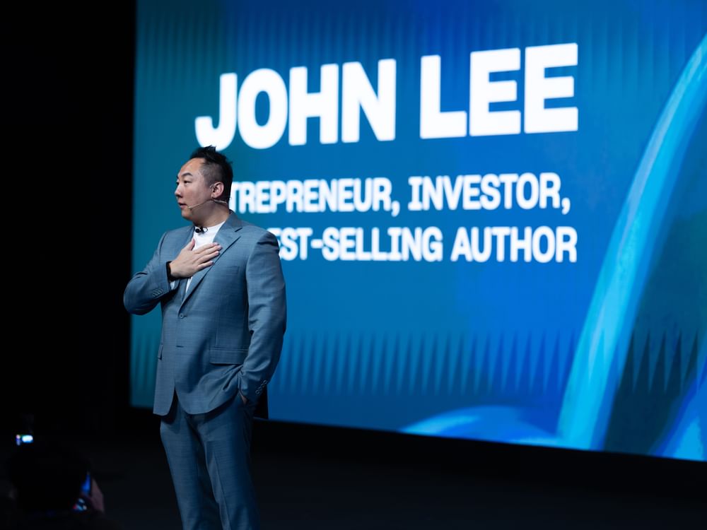 قمة المليار متابع.. جون ليي يكشف معادلة تحقيق مليون دولار من وسائل التواصل الاجتماعي