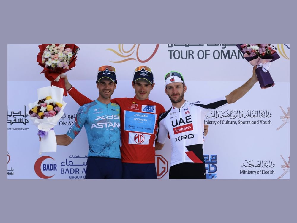 Yates, del UAE Team Emirates-XRG, sube al podio final del Tour de Omán