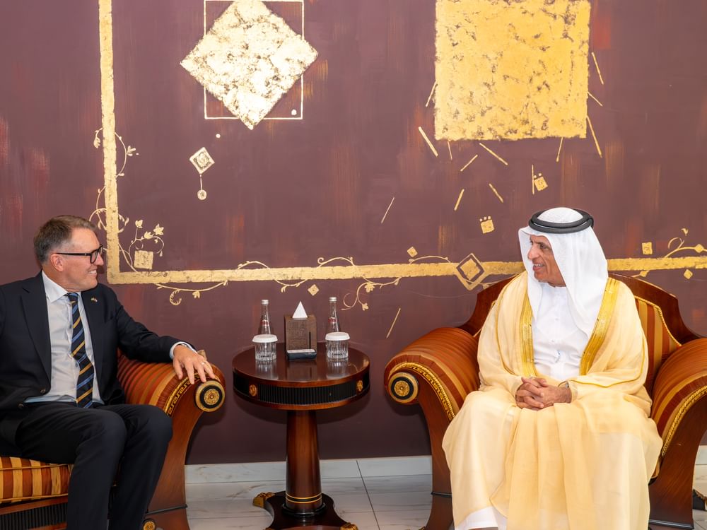 سعود بن صقر يستقبل السفير السويدي 