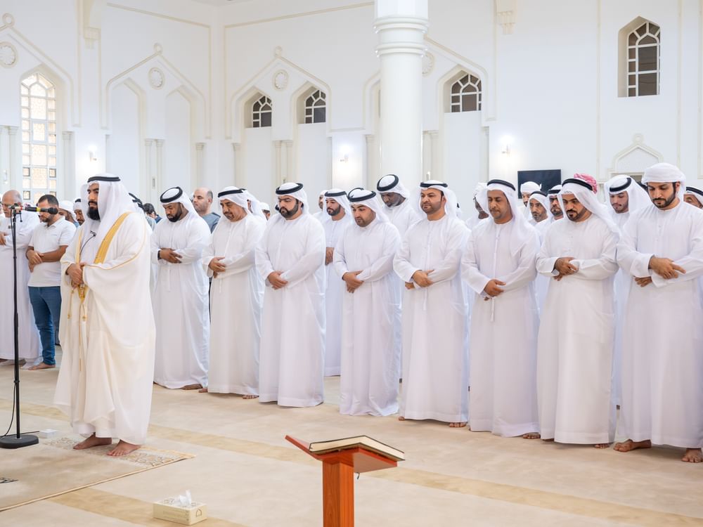 محمد الشرقي يؤدي صلاة الاستسقاء في جامع الشيخ زايد بدبا الفجيرة