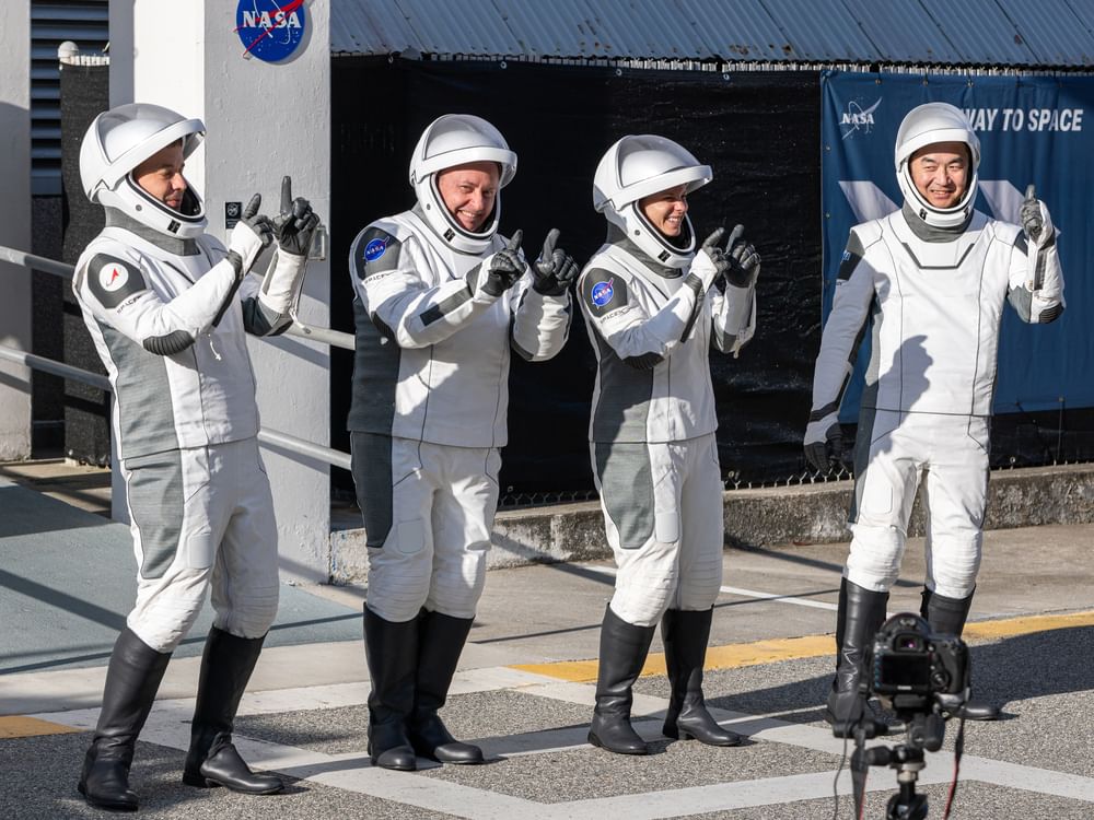 四名宇航员在美国航天局首次紧急返航任务中返回地球